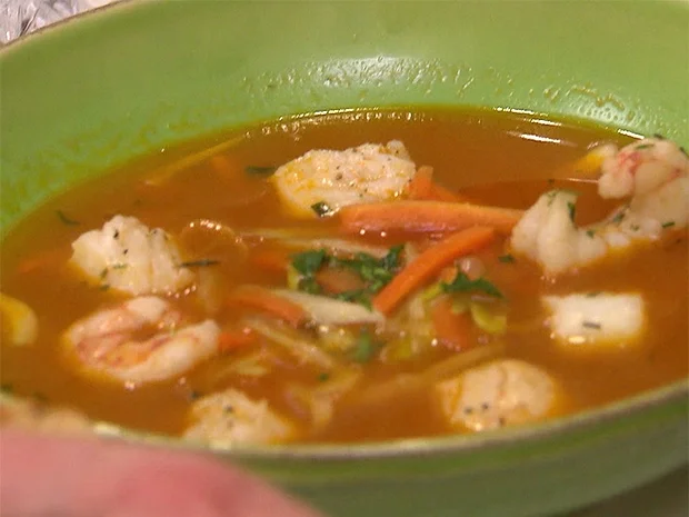 Fischsuppe mit selbstgemachtem Tomatenbrot und Kräuterbutter - Rezept - Bild Nr. 2