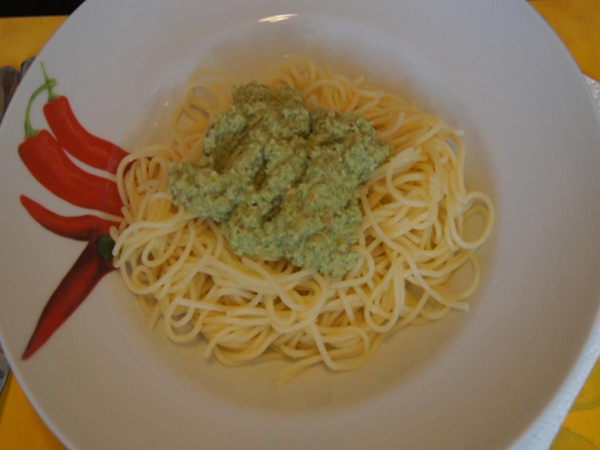 Spaghetti mit Zuckerschoten-Mandel-Nuss-Pesto und Gurkensalat - Rezept - Bild Nr. 8069
