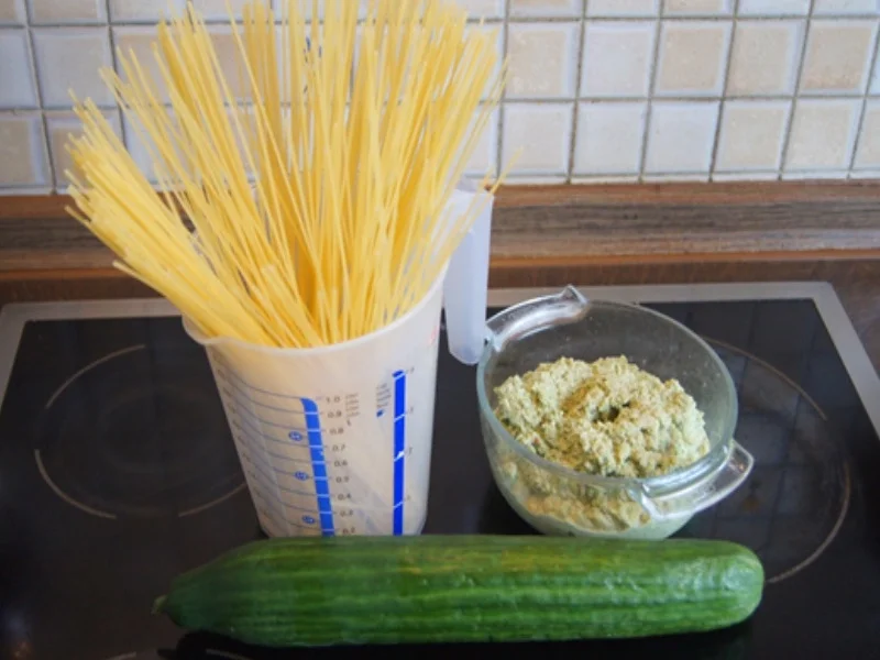 Rezept: Spaghetti mit Zuckerschoten-Mandel-Nuss-Pesto und Gurkensalat Bild Nr. 8070 Spaghetti mit Zuckerschoten-Mandel-Nuss-Pesto und Gurkensalat - Rezept - Bild Nr. 8070