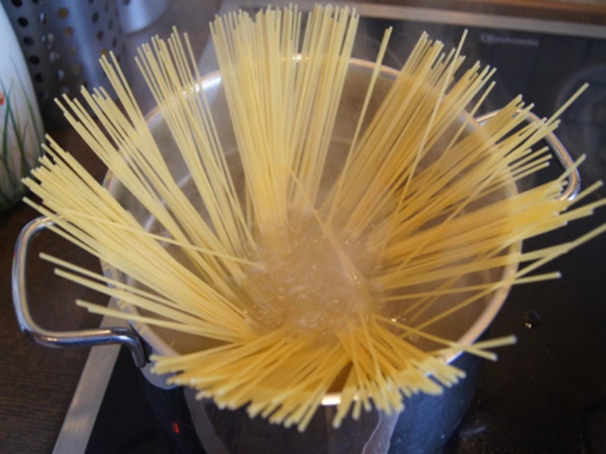 Spaghetti mit Zuckerschoten-Mandel-Nuss-Pesto und Gurkensalat - Rezept - Bild Nr. 8071