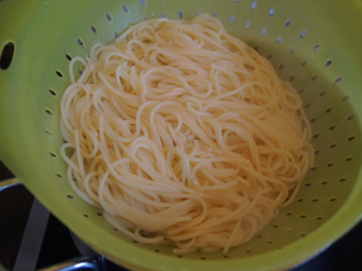 Spaghetti mit Zuckerschoten-Mandel-Nuss-Pesto und Gurkensalat - Rezept - Bild Nr. 8072