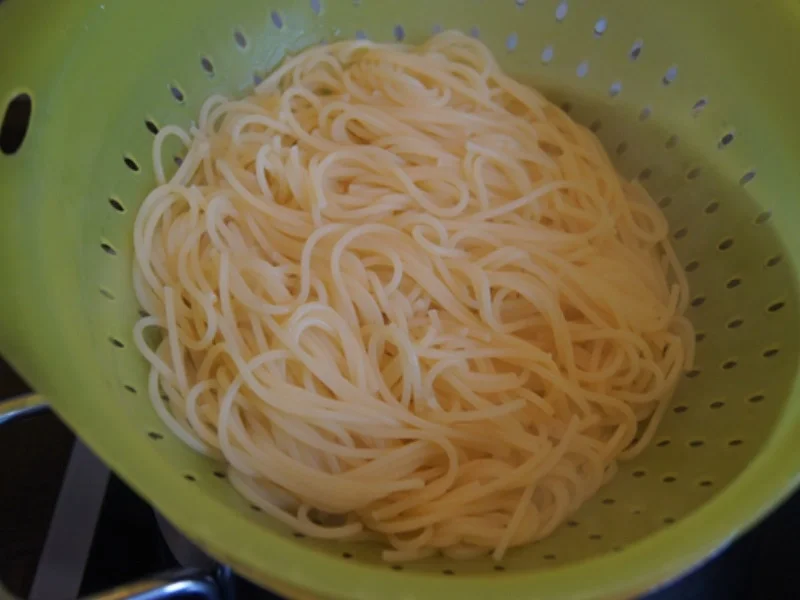 Rezept: Spaghetti mit Zuckerschoten-Mandel-Nuss-Pesto und Gurkensalat Bild Nr. 8072 Spaghetti mit Zuckerschoten-Mandel-Nuss-Pesto und Gurkensalat - Rezept - Bild Nr. 8072