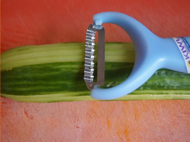 Rezept: Spaghetti mit Zuckerschoten-Mandel-Nuss-Pesto und Gurkensalat Bild Nr. 8073 Spaghetti mit Zuckerschoten-Mandel-Nuss-Pesto und Gurkensalat - Rezept - Bild Nr. 8073
