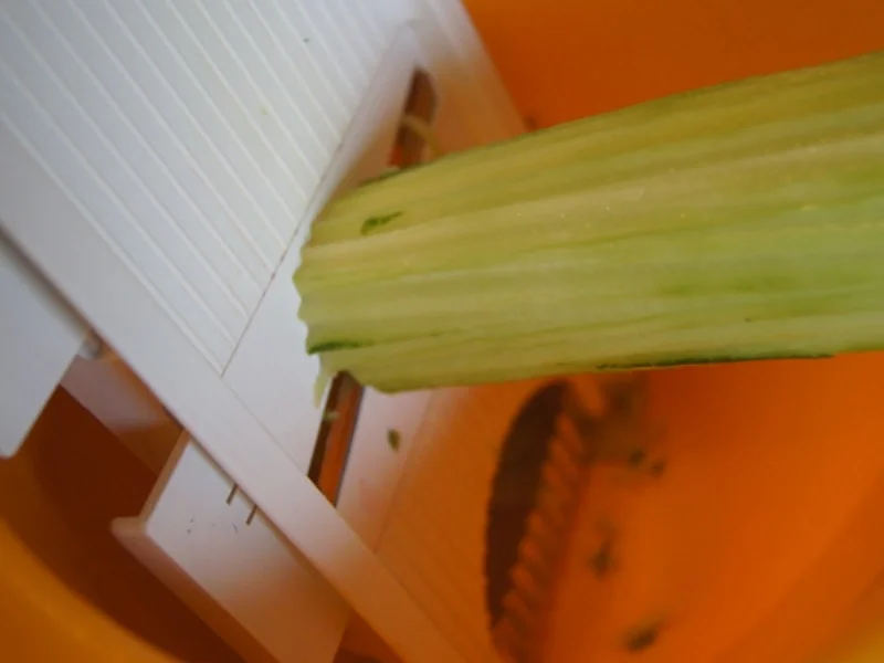 Rezept: Spaghetti mit Zuckerschoten-Mandel-Nuss-Pesto und Gurkensalat Bild Nr. 8074 Spaghetti mit Zuckerschoten-Mandel-Nuss-Pesto und Gurkensalat - Rezept - Bild Nr. 8074