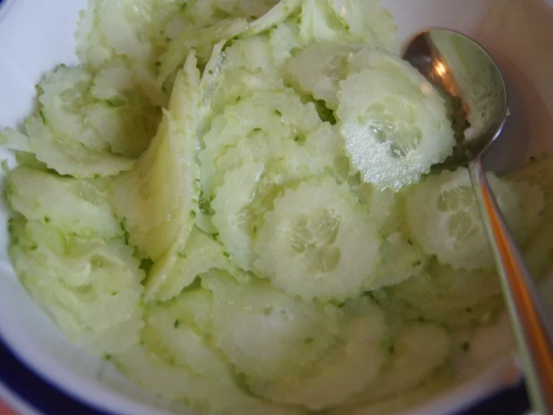 Rezept: Spaghetti mit Zuckerschoten-Mandel-Nuss-Pesto und Gurkensalat Bild Nr. 8075 Spaghetti mit Zuckerschoten-Mandel-Nuss-Pesto und Gurkensalat - Rezept - Bild Nr. 8075