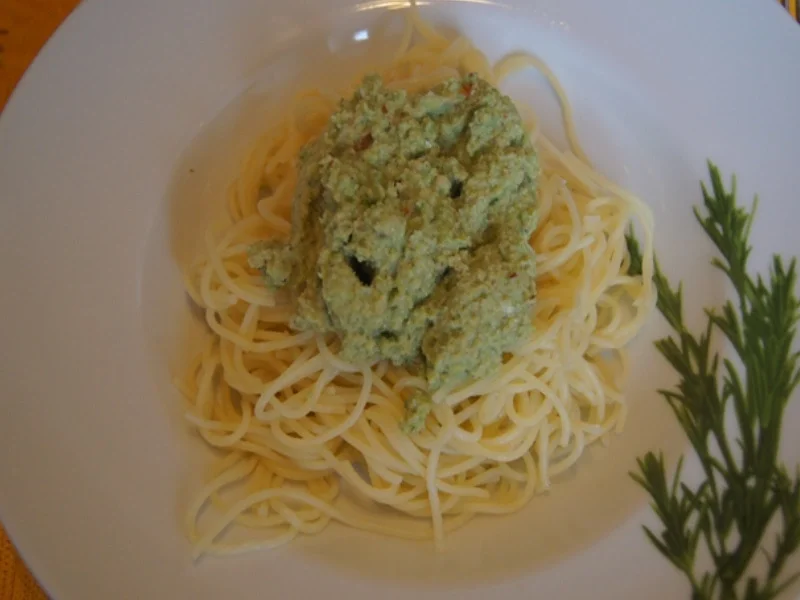 Rezept: Spaghetti mit Zuckerschoten-Mandel-Nuss-Pesto und Gurkensalat Bild Nr. 8076 Spaghetti mit Zuckerschoten-Mandel-Nuss-Pesto und Gurkensalat - Rezept - Bild Nr. 8076