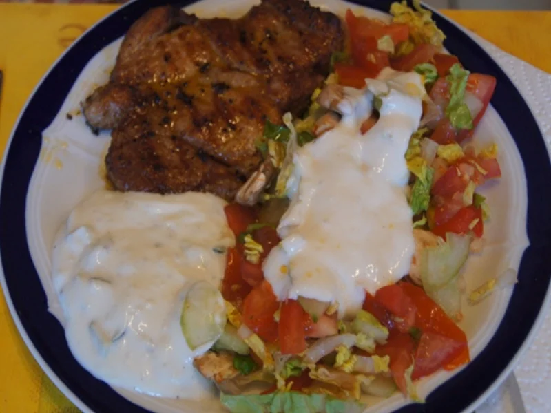 Schweinenackensteak mit gemischten Salat - Rezept - Bild Nr. 8071