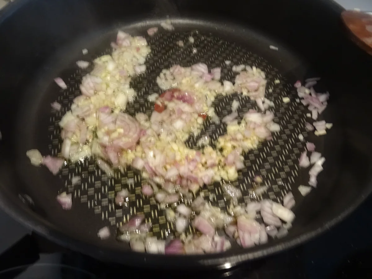 Rezept: Mozzarella frittiert auf Tomaten-Basilikum-Gnocchi Bild Nr. 8071 Mozzarella frittiert auf Tomaten-Basilikum-Gnocchi - Rezept - Bild Nr. 8071