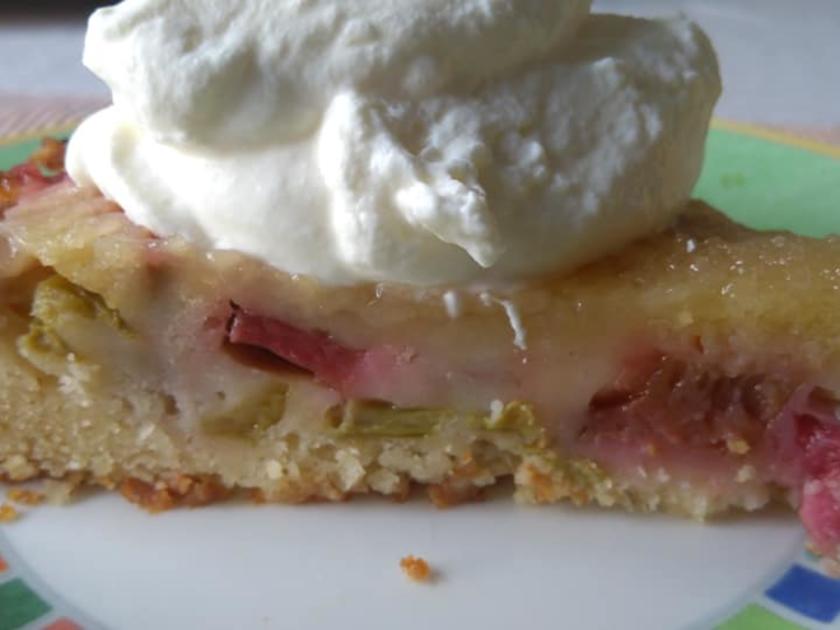 Umgedrehter Rhabarberkuchen - schnell &amp; einfach - 200 kcal/100g