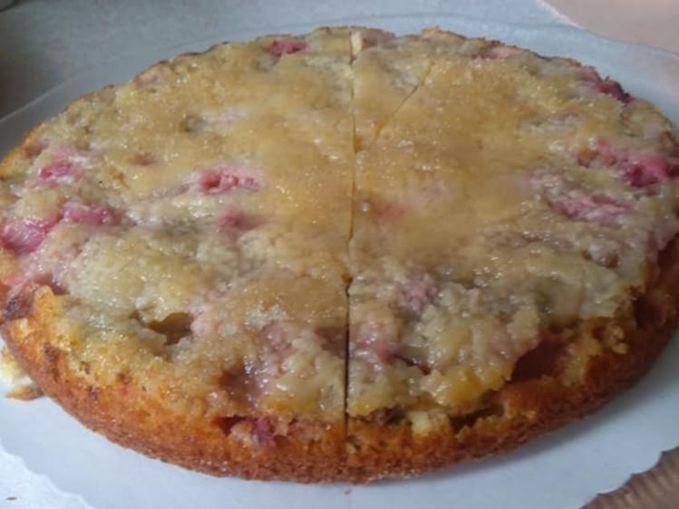 Umgedrehter Rhabarberkuchen - schnell &amp; einfach - 200 kcal/100g