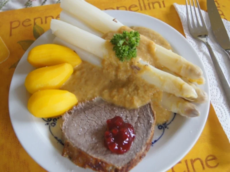 Schmorsauerbraten mit Gemüsesauce, Spargel und Kartoffeln - Rezept - Bild Nr. 8070