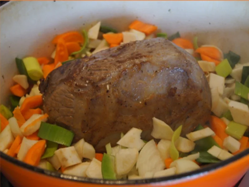 Schmorsauerbraten mit Gemüsesauce, Spargel und Kartoffeln - Rezept - Bild Nr. 8074