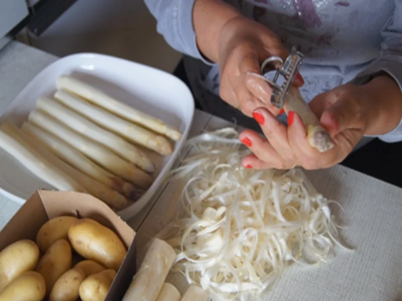 Schmorsauerbraten mit Gemüsesauce, Spargel und Kartoffeln - Rezept - Bild Nr. 8082
