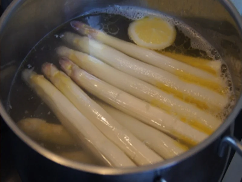 Schmorsauerbraten mit Gemüsesauce, Spargel und Kartoffeln - Rezept - Bild Nr. 8083