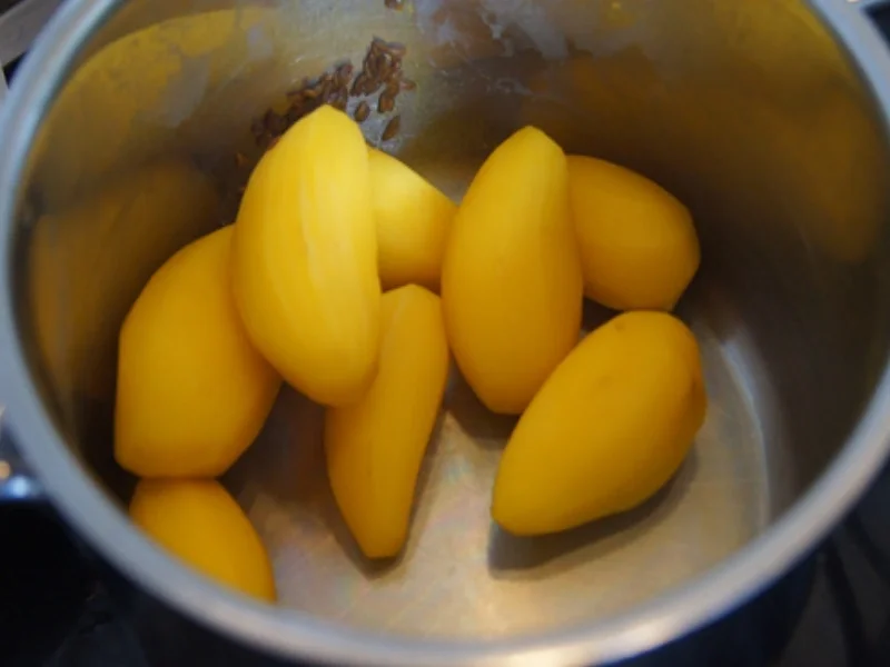 Schmorsauerbraten mit Gemüsesauce, Spargel und Kartoffeln - Rezept - Bild Nr. 8085