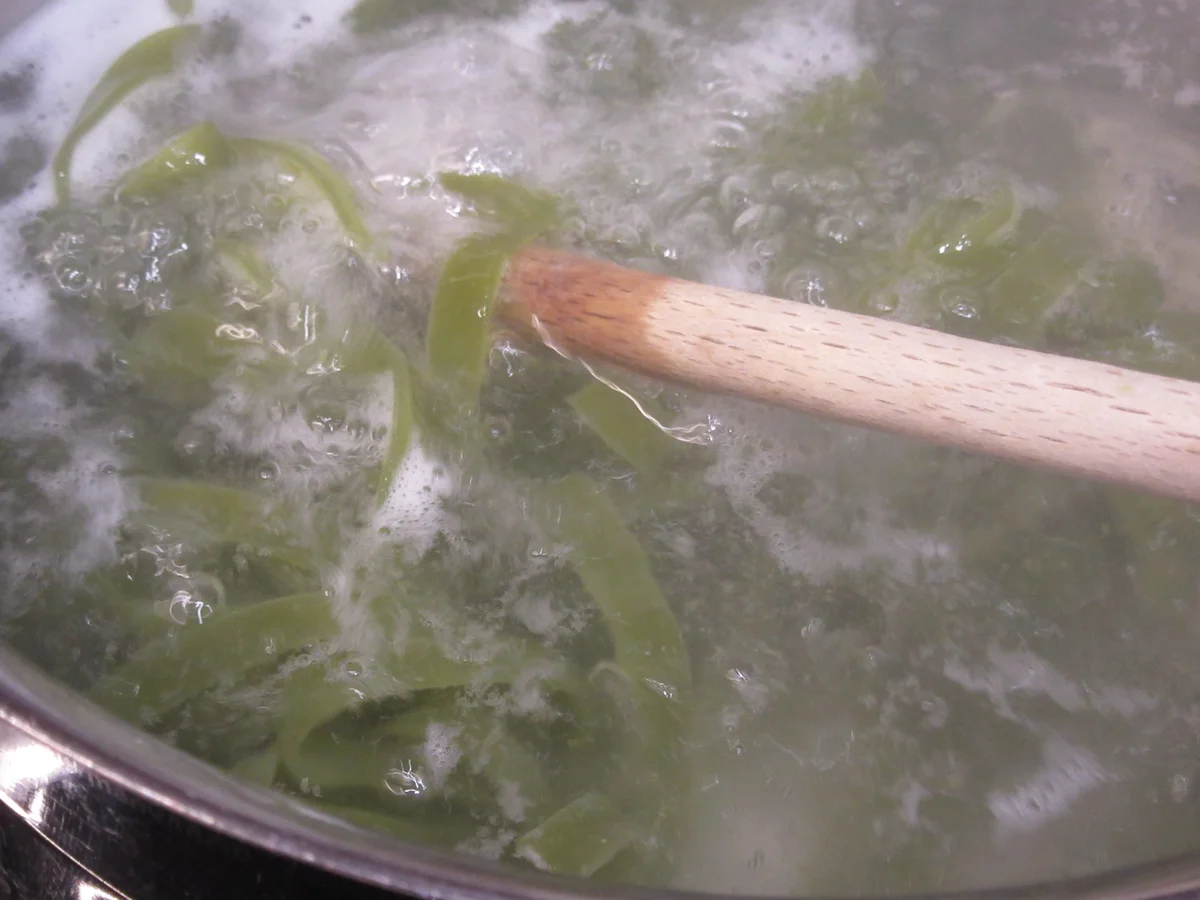 Rezept: Pasta: Tagliatelle Verde con Asparaghi e Salsa di Erba Cipollina Bild Nr. 8071 Pasta: Tagliatelle Verde con Asparaghi e Salsa di Erba Cipollina - Rezept - Bild Nr. 8071