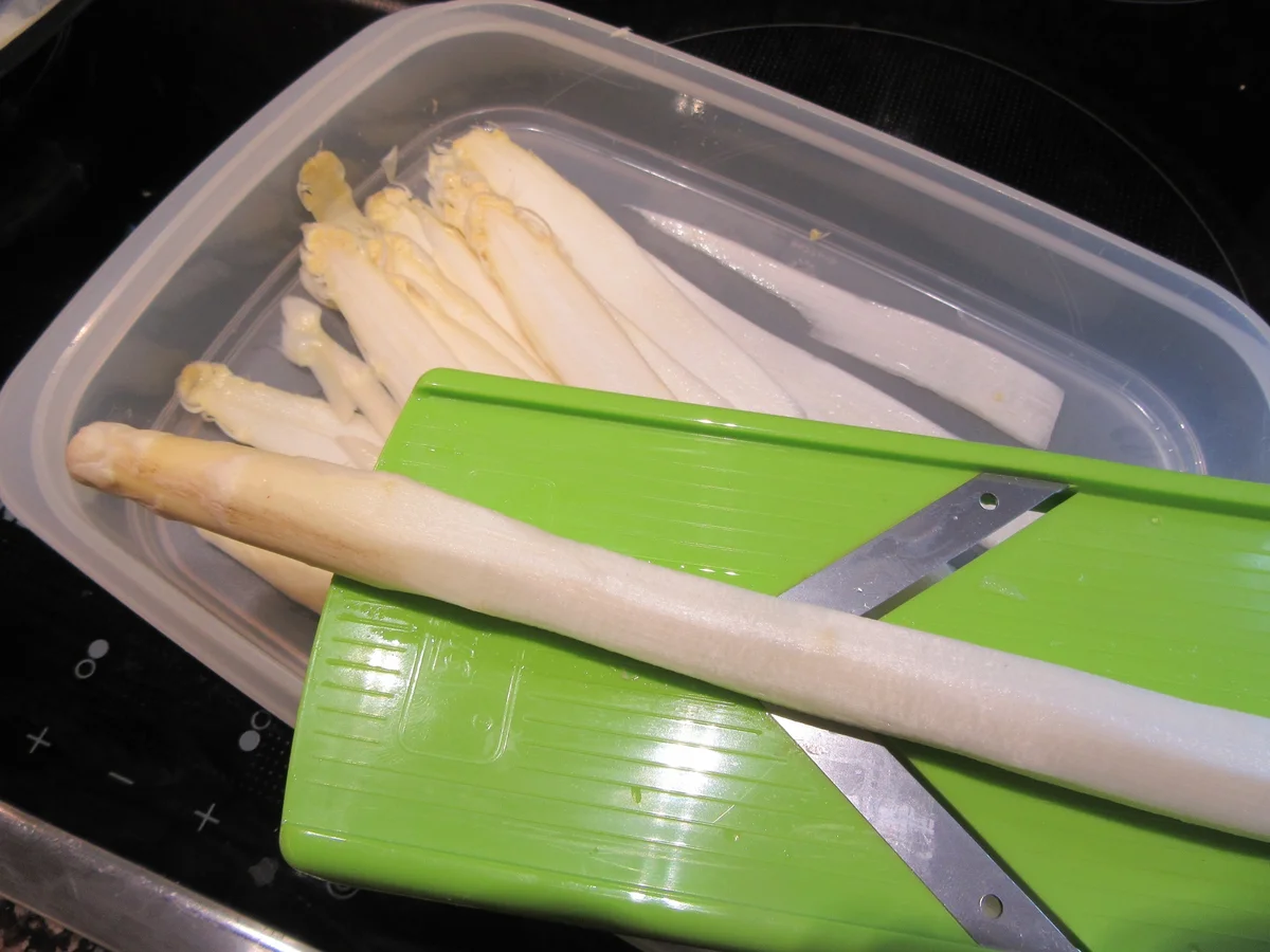 Rezept: Pasta: Tagliatelle Verde con Asparaghi e Salsa di Erba Cipollina Bild Nr. 8072 Pasta: Tagliatelle Verde con Asparaghi e Salsa di Erba Cipollina - Rezept - Bild Nr. 8072