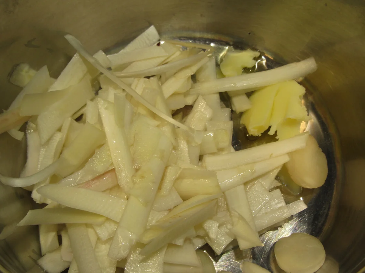 Rezept: Pasta: Tagliatelle Verde con Asparaghi e Salsa di Erba Cipollina Bild Nr. 8074 Pasta: Tagliatelle Verde con Asparaghi e Salsa di Erba Cipollina - Rezept - Bild Nr. 8074