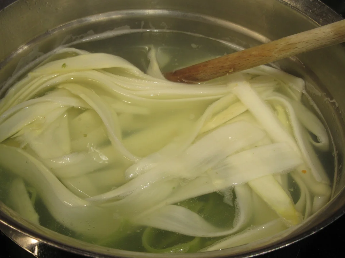 Rezept: Pasta: Tagliatelle Verde con Asparaghi e Salsa di Erba Cipollina Bild Nr. 8079 Pasta: Tagliatelle Verde con Asparaghi e Salsa di Erba Cipollina - Rezept - Bild Nr. 8079