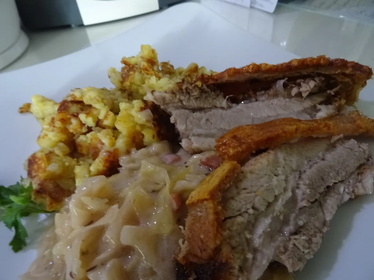 Schweine-Krustenbraten mit Rahm-Kohl und Kartoffelschmarrn - Rezept - Bild Nr. 8073