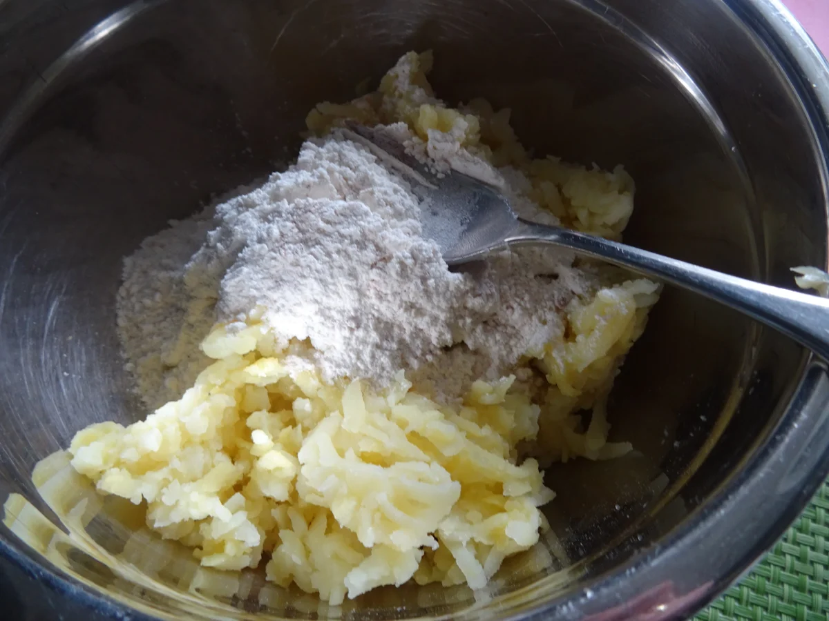 Schweine-Krustenbraten mit Rahm-Kohl und Kartoffelschmarrn - Rezept - Bild Nr. 8078