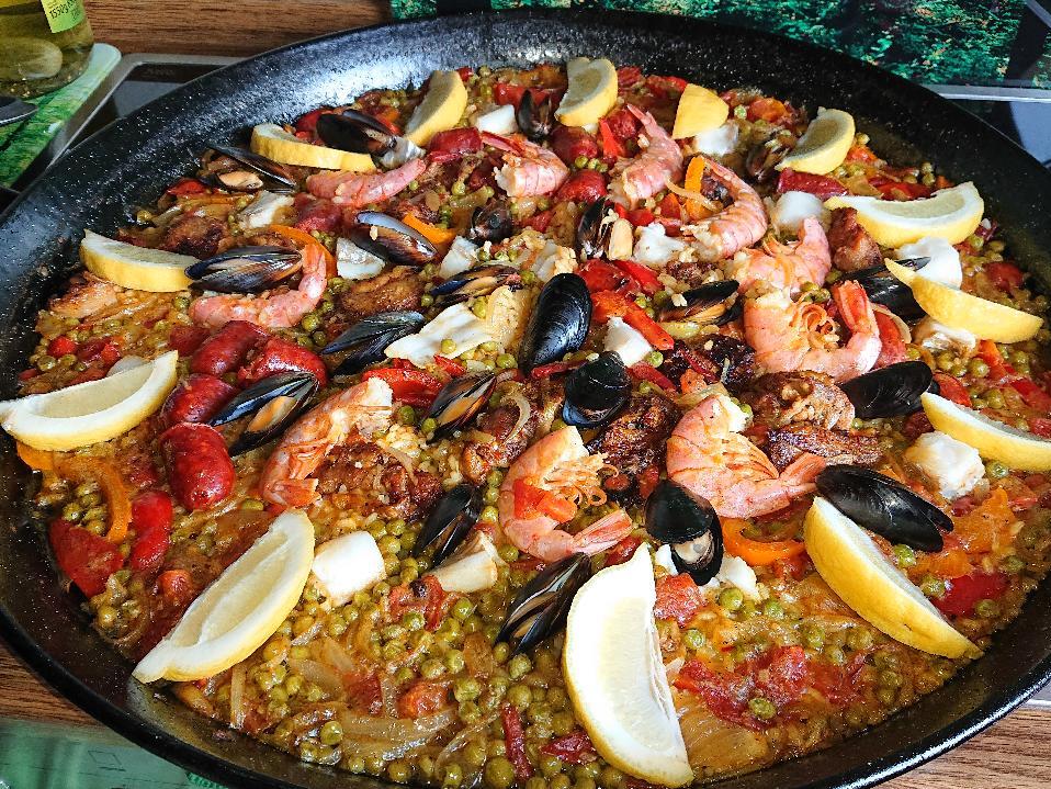 Paella mit Hähnchen, Fisch, Muscheln, Gambas &amp; Chorizo - Rezept ...