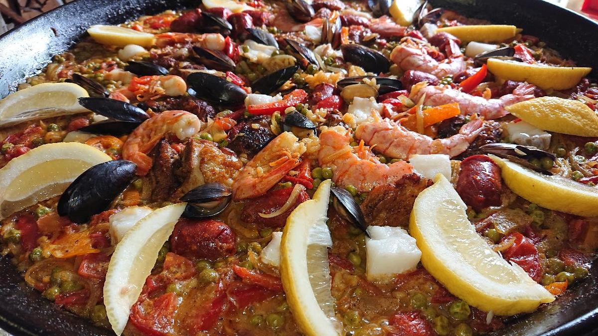 Paella mit Hähnchen, Fisch, Muscheln, Gambas &amp; Chorizo - Rezept ...