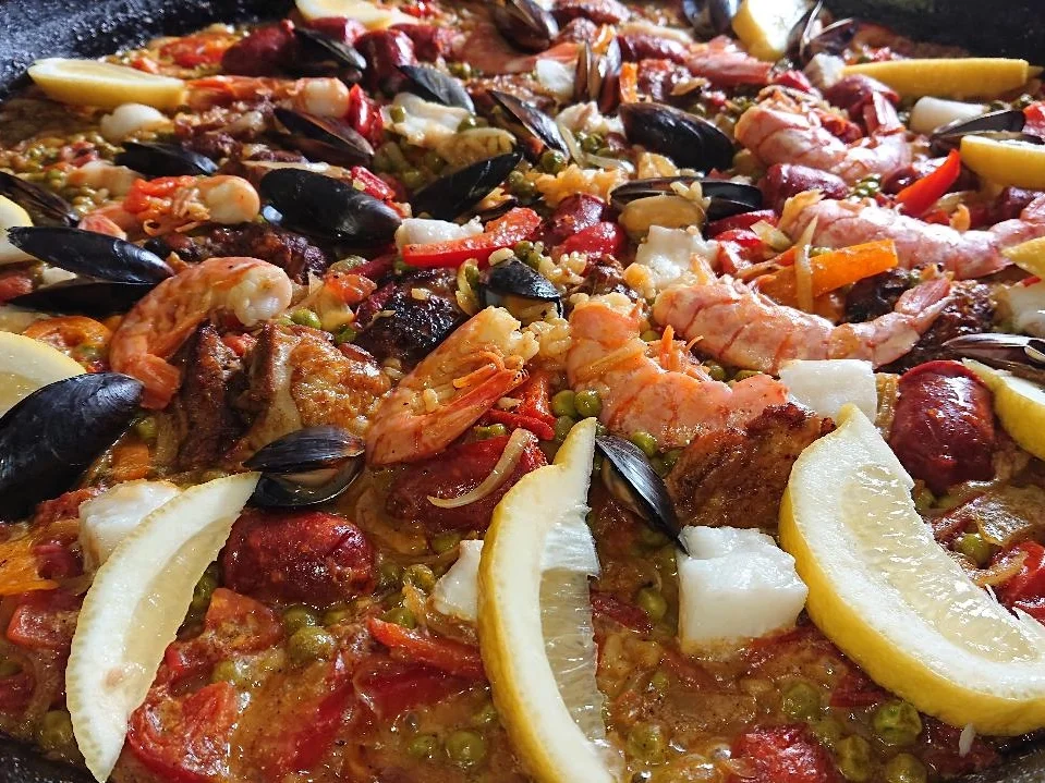Paella mit Hähnchen, Fisch, Muscheln, Gambas & Chorizo - Rezept - Bild Nr. 8082
