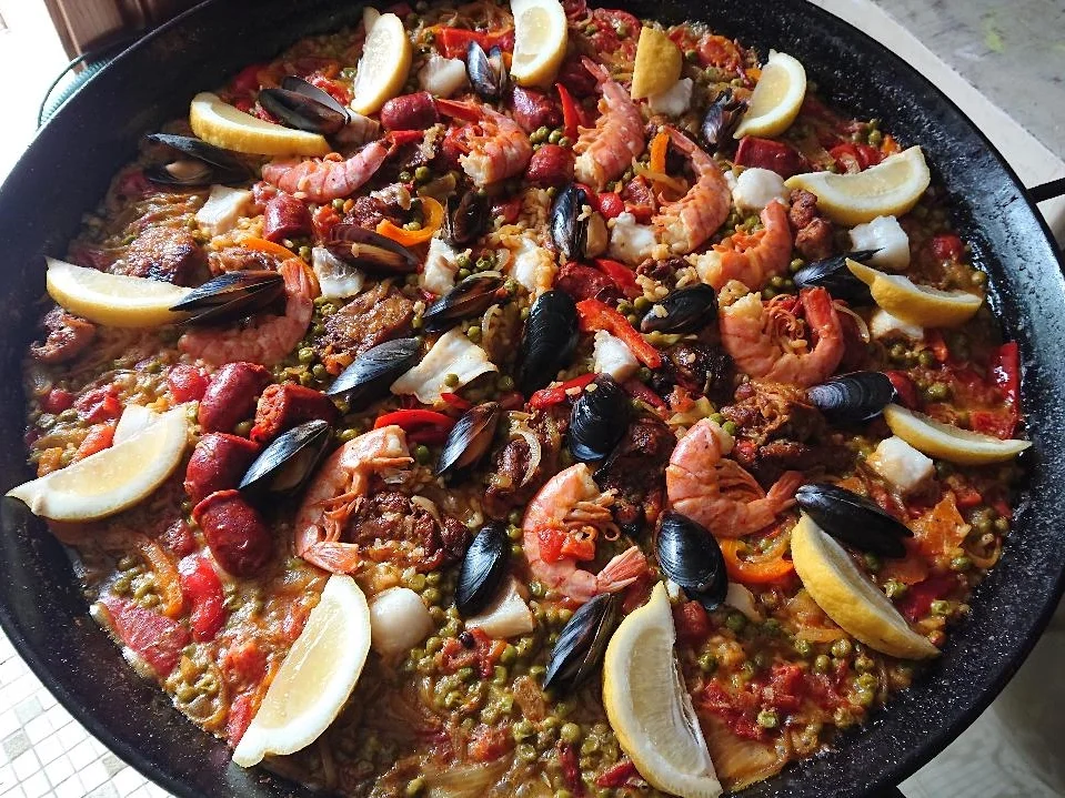 Paella mit Hähnchen, Fisch, Muscheln, Gambas & Chorizo - Rezept - Bild Nr. 8086