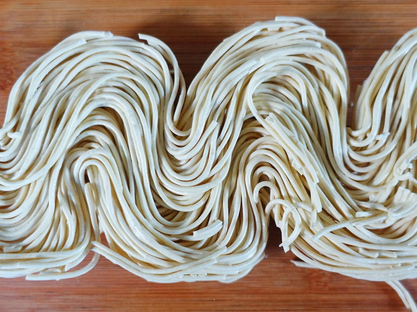 Gebratene chinesische Weizennudeln mit Garnelen und Fischbällchen ...