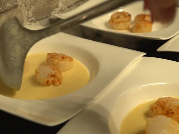 Schaumsüppchen von der gelben Tomate mit gebratenen japanischen Kamm-Muscheln - Rezept - Bild Nr. 2