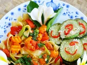 Cap Cay mit breiten Eiernudeln an gebratenen Zucchinischeiben - Rezept - Bild Nr. 8093