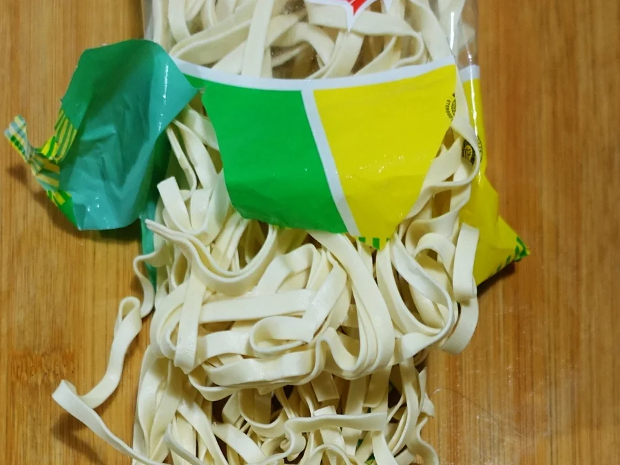 Cap Cay mit breiten Eiernudeln an gebratenen Zucchinischeiben - Rezept - Bild Nr. 8094