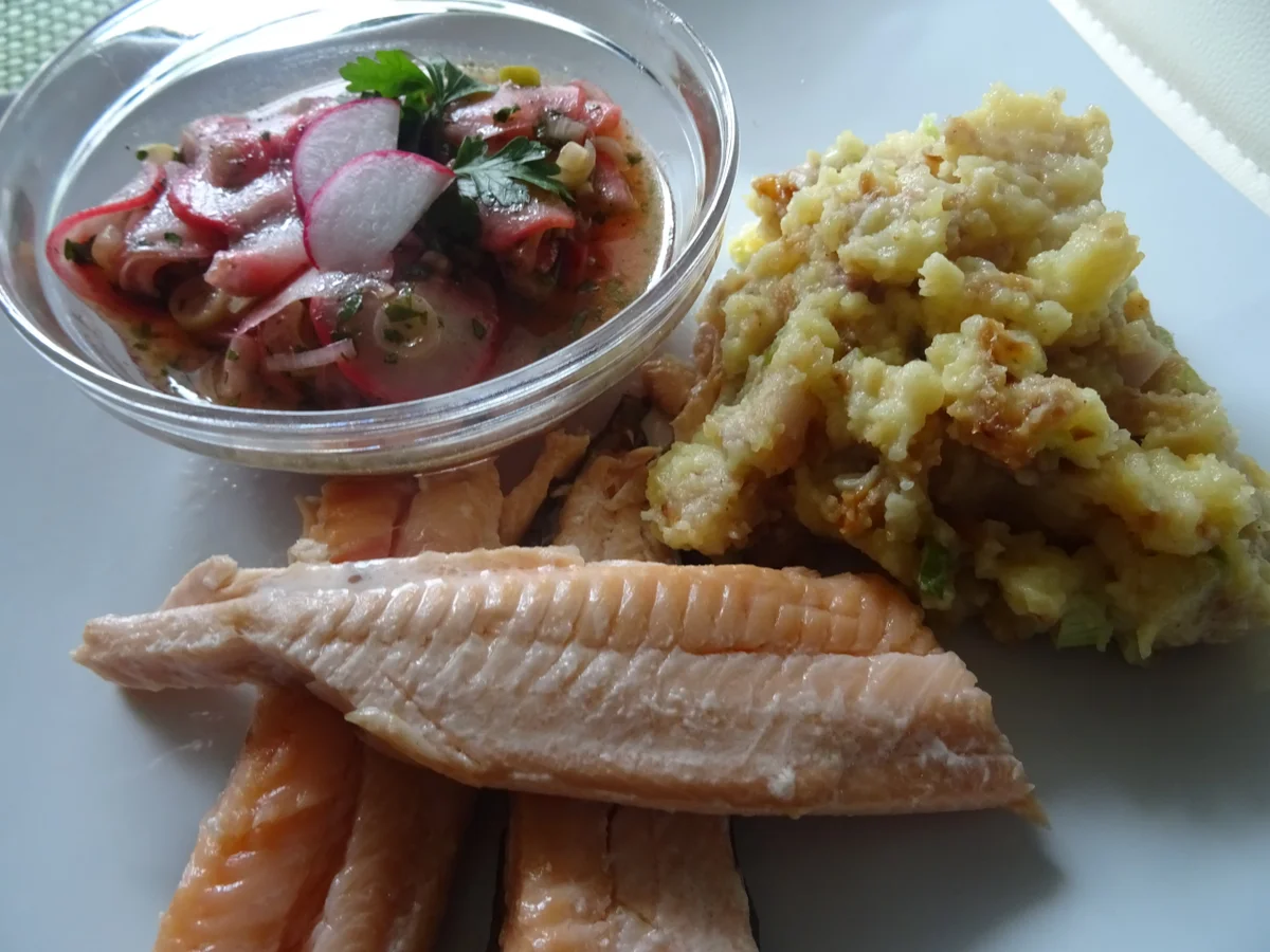 Rezept: Forelle geräuchert mit rustikalem Kartoffelstampf und Radieschen-Salat Bild Nr. 8093 Forelle geräuchert mit rustikalem Kartoffelstampf und Radieschen-Salat - Rezept - Bild Nr. 8093