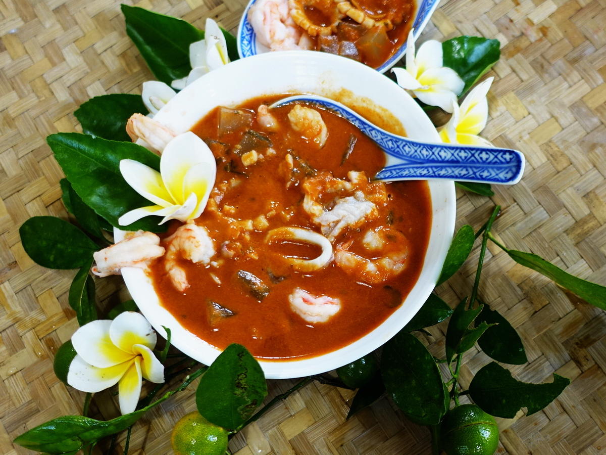 Rote Currysuppe mit Garnelen und Tintenfischen - von Antareja