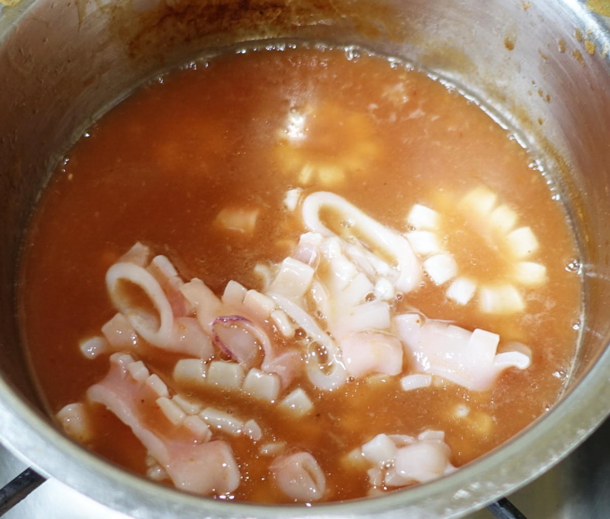 Rote Currysuppe mit Garnelen und Tintenfischen - Rezept - Bild Nr. 8098