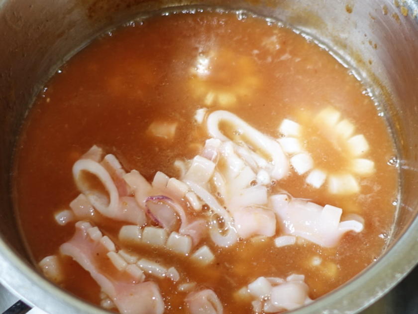 Rote Currysuppe mit Garnelen und Tintenfischen - von Antareja