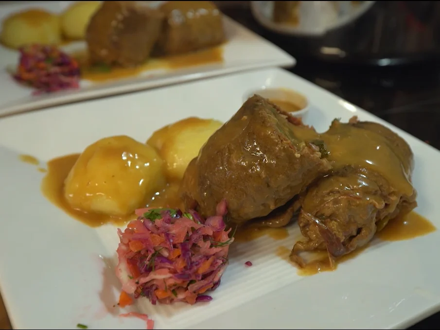 Rinderrouladen mit Kartoffelklößen und Krautsalat - Rezept - Bild Nr. 2