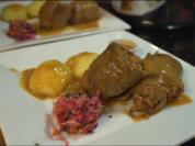 Rinderrouladen mit Kartoffelklößen und Krautsalat - Rezept - Bild Nr. 2