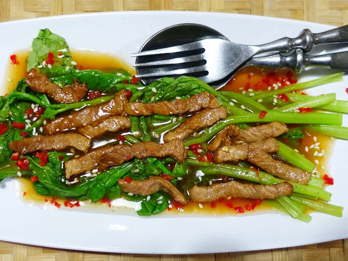 Rezept: Kai-lan in Austernsauce garniert mit Rindfleisch Bild Nr. 8099 Kai-lan in Austernsauce garniert mit Rindfleisch - Rezept - Bild Nr. 8099