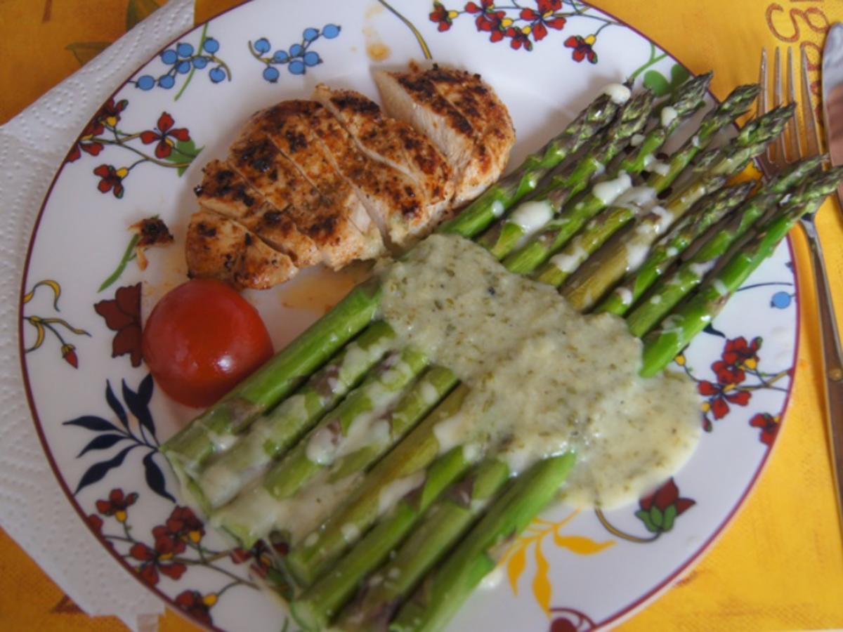 Grüner Spargel mit pikanter Sauce und Hähnchenbrustfilet - Rezept ...