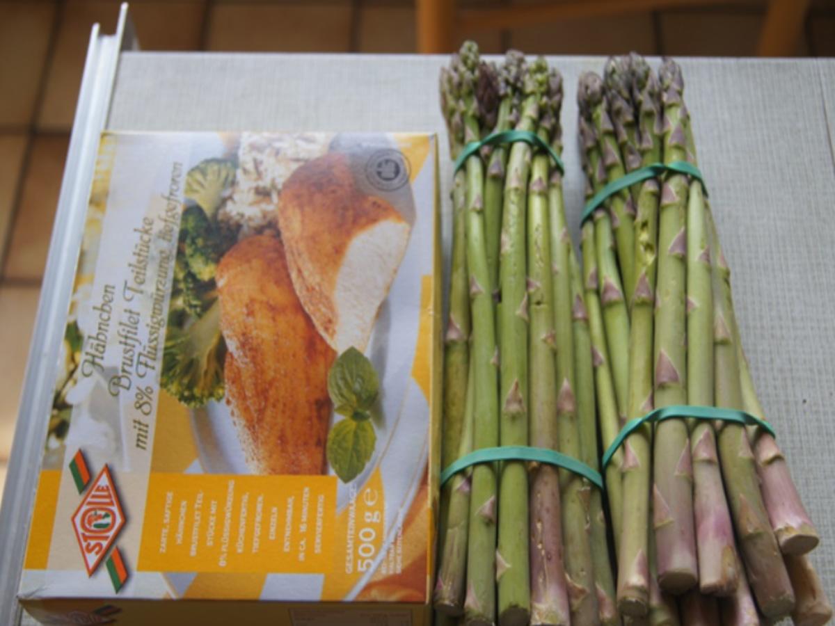 Grüner Spargel mit pikanter Sauce und Hähnchenbrustfilet - einfach ...