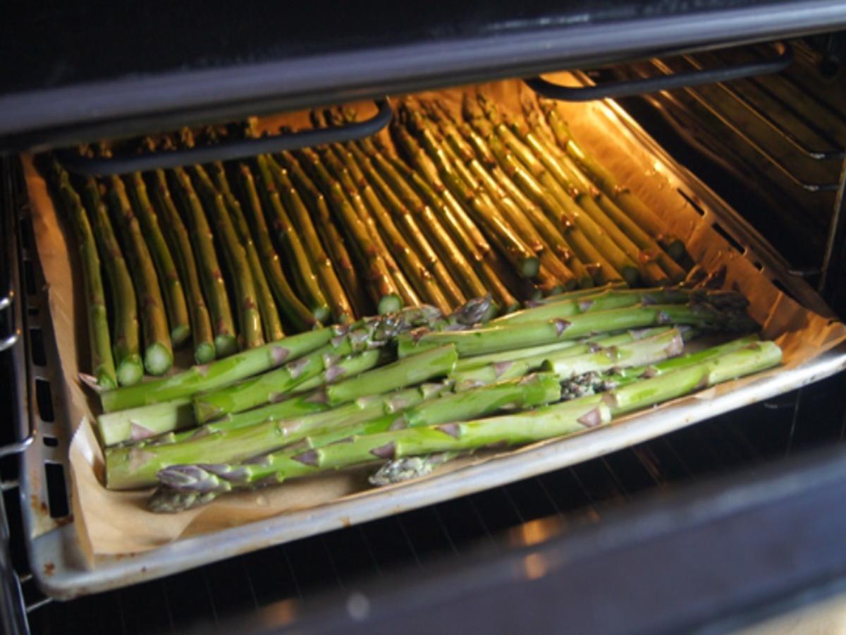 Grüner Spargel mit pikanter Sauce und Hähnchenbrustfilet - einfach ...