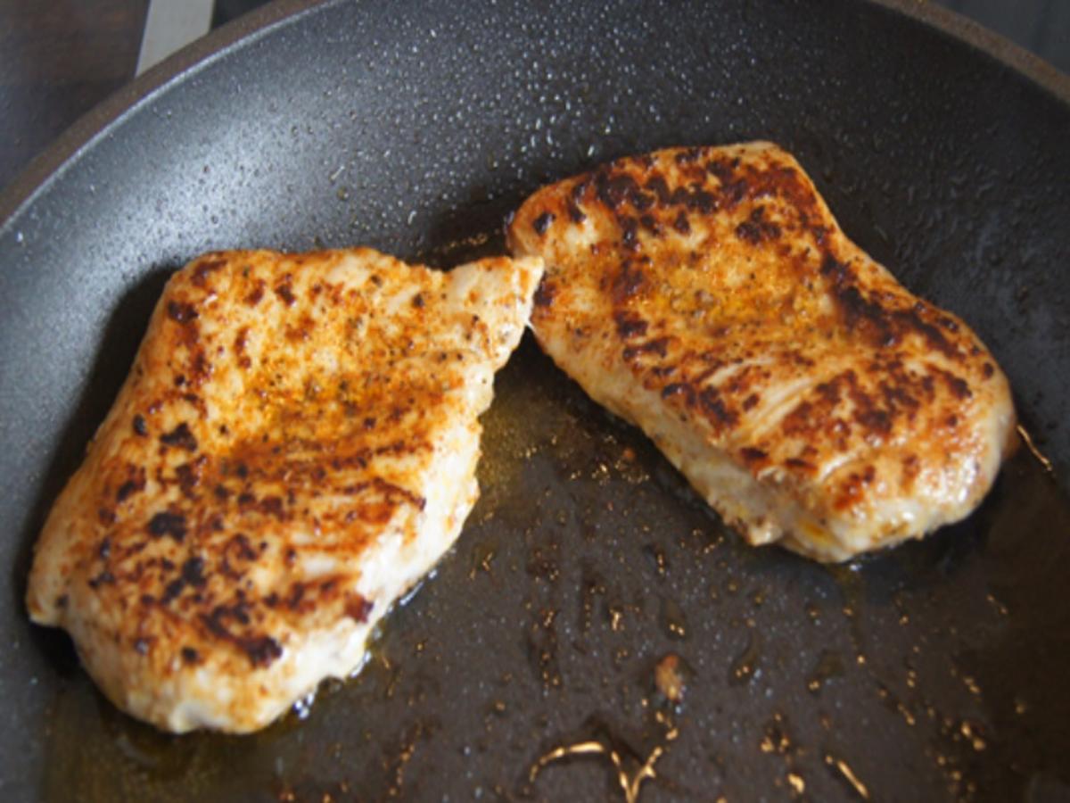 Grüner Spargel mit pikanter Sauce und Hähnchenbrustfilet - einfach ...