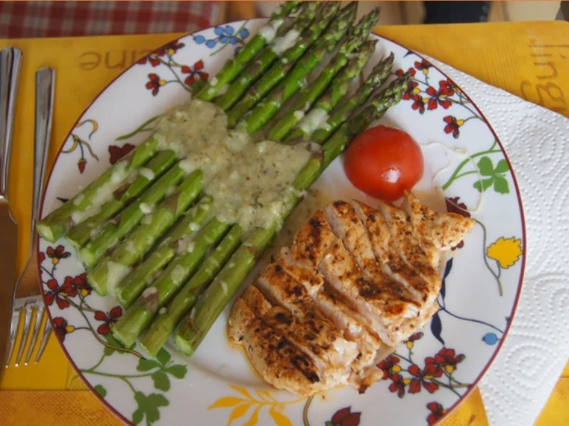 Grüner Spargel mit pikanter Sauce und Hähnchenbrustfilet - Rezept - Bild Nr. 21
