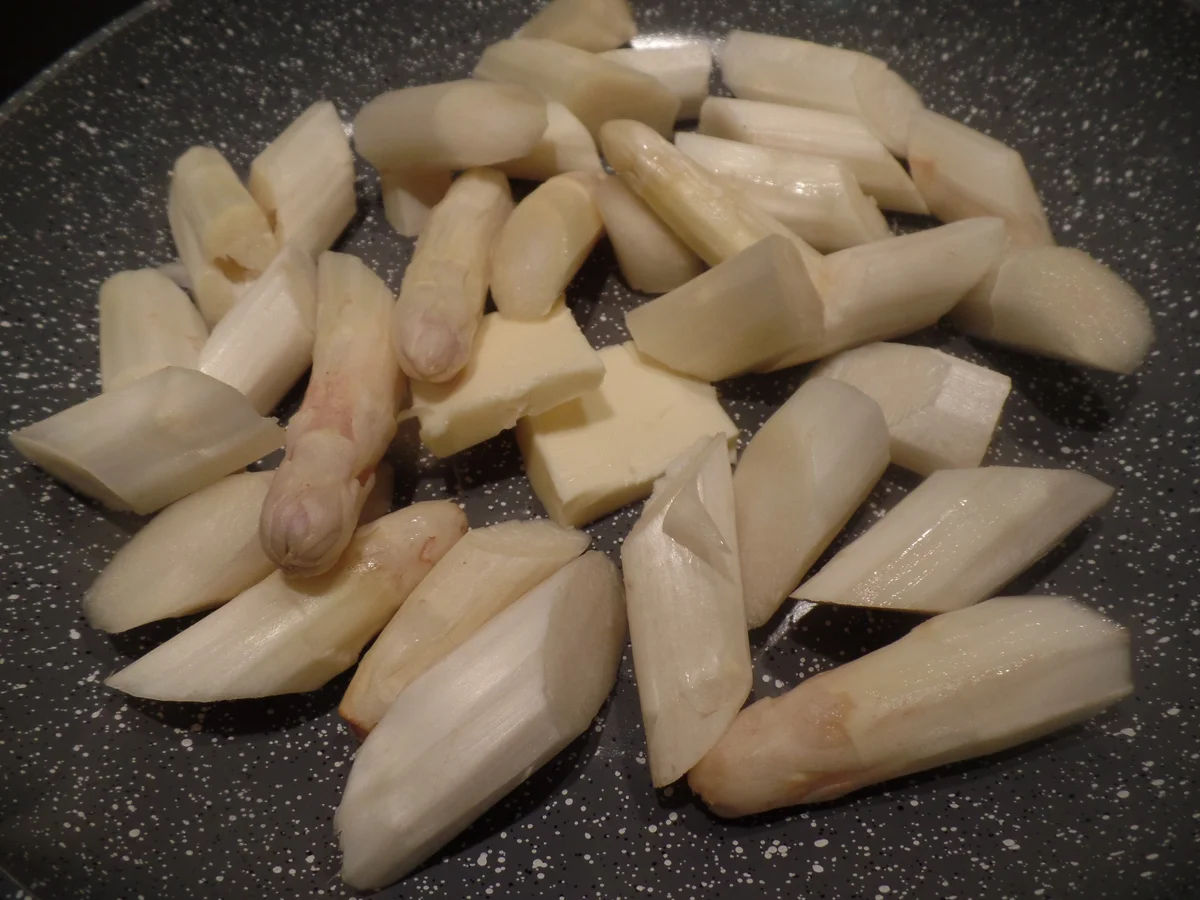 Lachsfilet auf Kurkuma-Spargel mit Bärlauchsauce - Rezept - Bild Nr. 8109