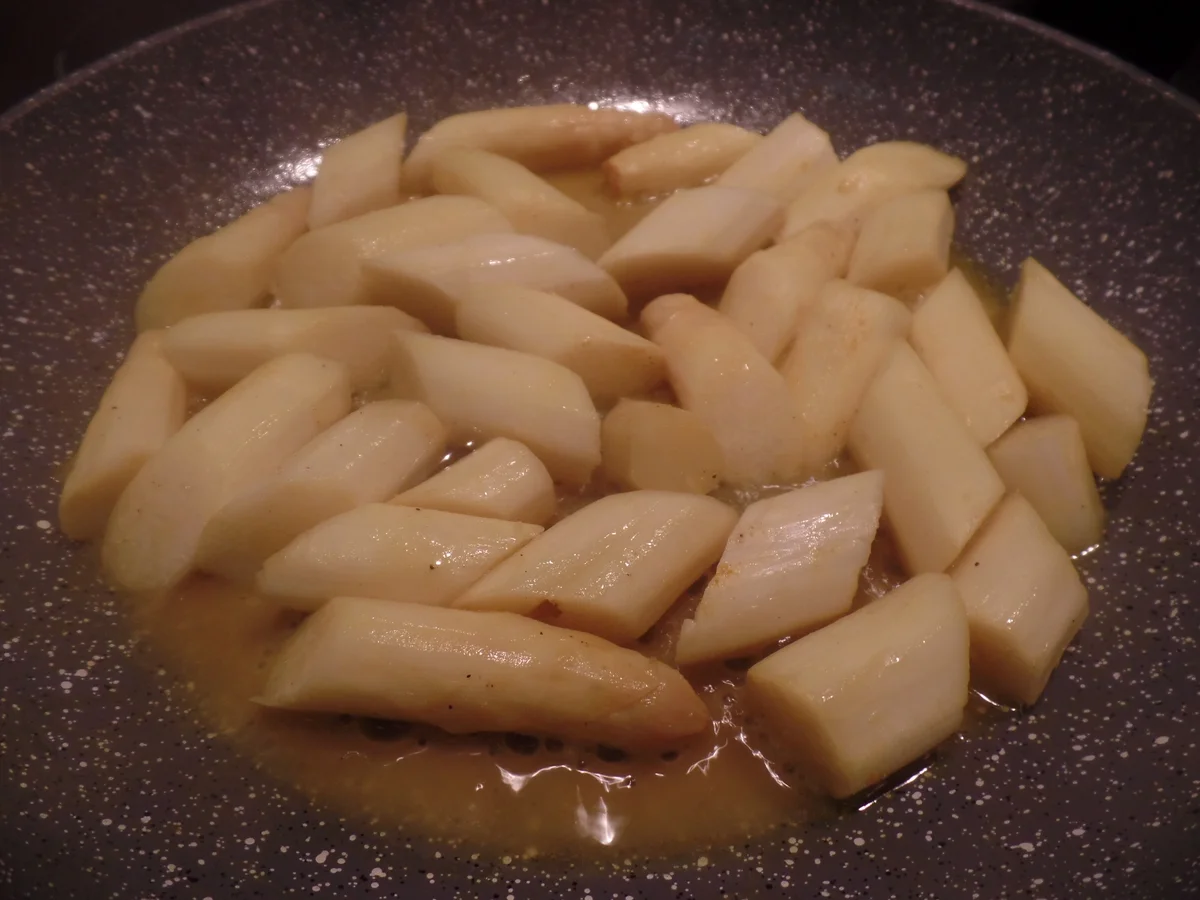 Lachsfilet auf Kurkuma-Spargel mit Bärlauchsauce - Rezept - Bild Nr. 8112