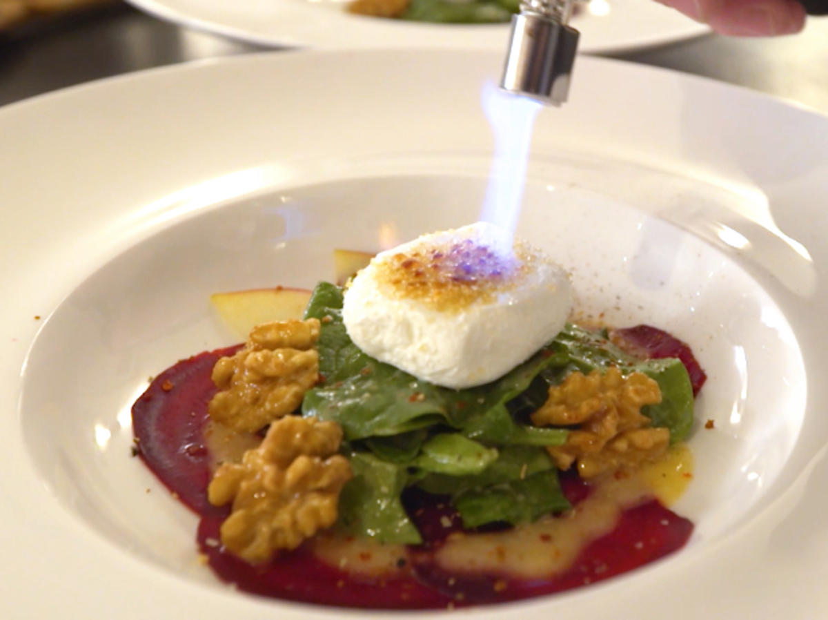 Rote Bete Apfel Carpaccio Mit Ziegenkase Und Karamellisierten Walnussen Rezept Kochbar De