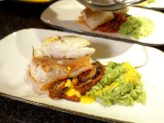 Fisch aus der Pfanne, Confit Byaldi, Risotto verde und Safranhollandaise - Rezept - Bild Nr. 8100
