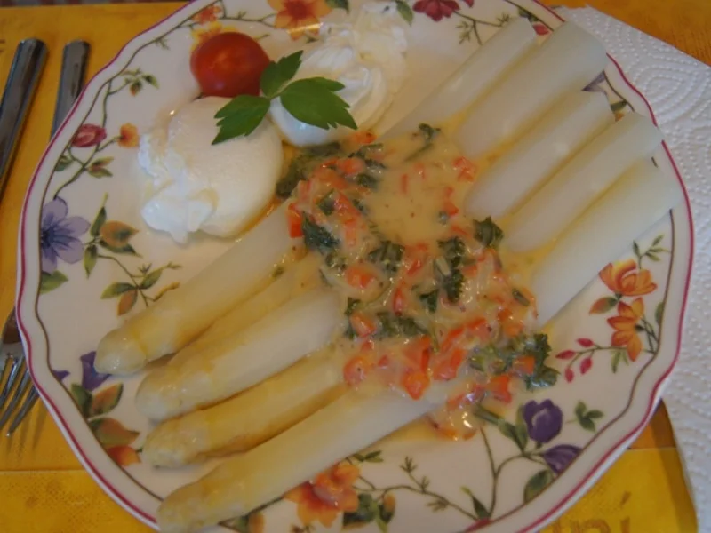 Spargel mit pochierten Eiern und herzhafter Sauce - Rezept - Bild Nr. 8105